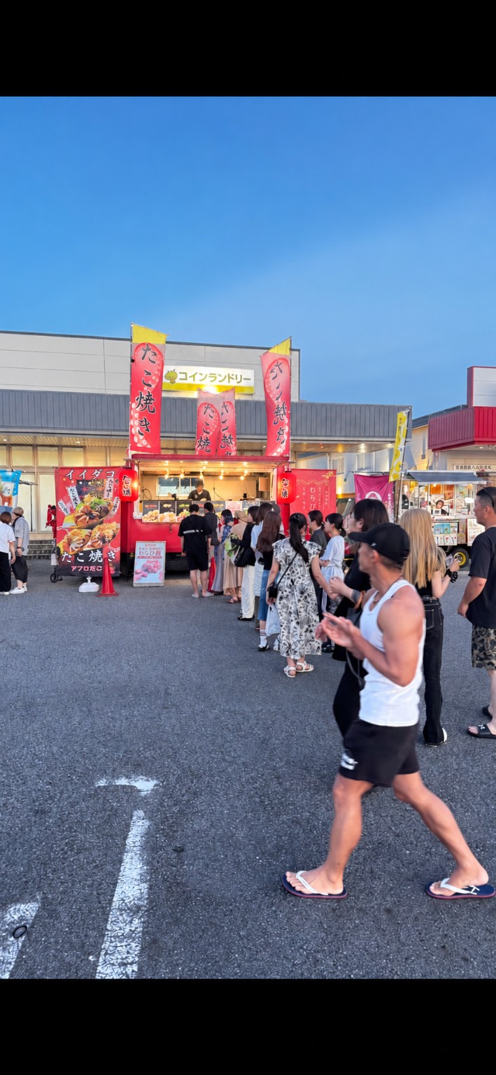 アフロだこのキッチンカーに並ぶお客様